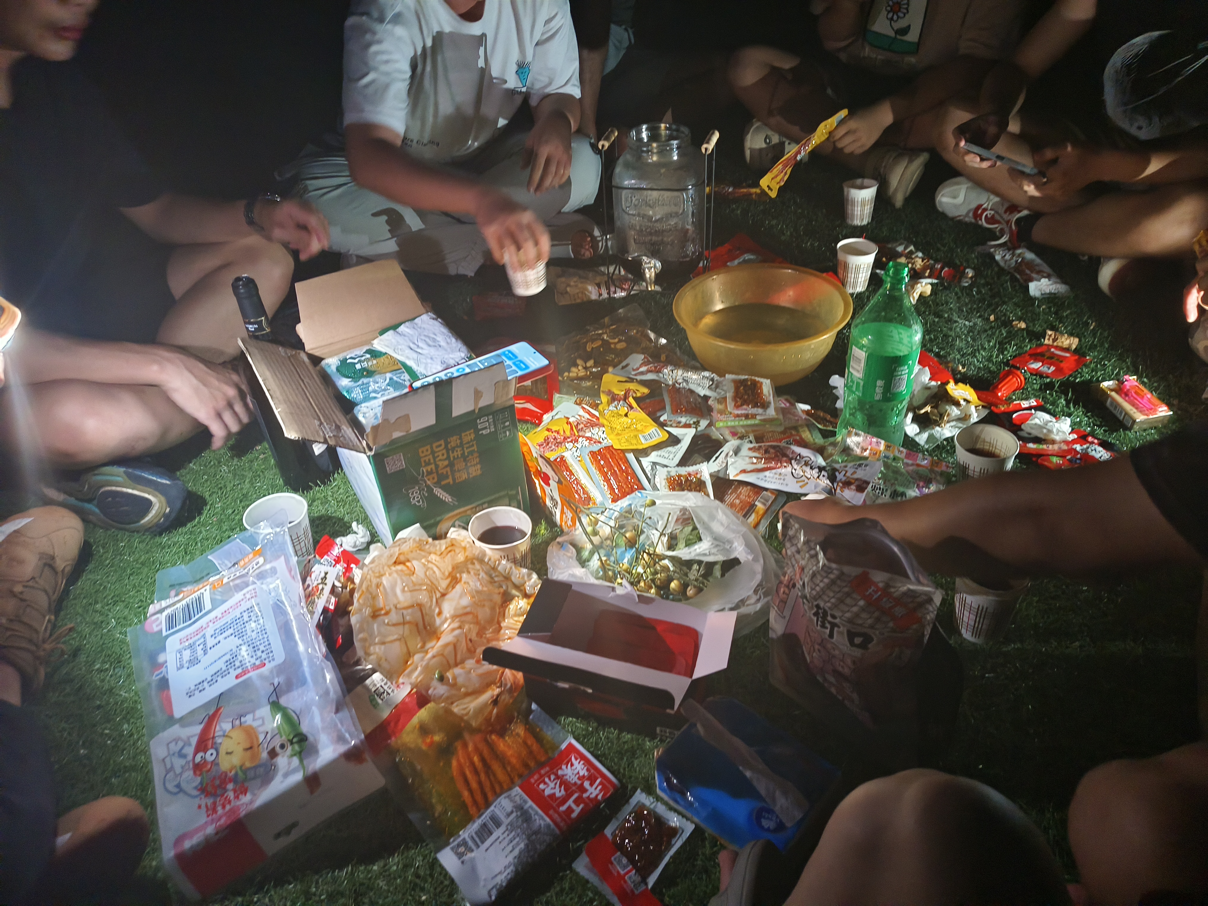 一堆零食，辣条，板鸭，黄皮等等